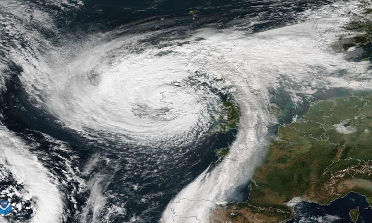 L'ex-ouragan Ophelia frappe les côtes de l'Irlande le 16 octobre 2017.