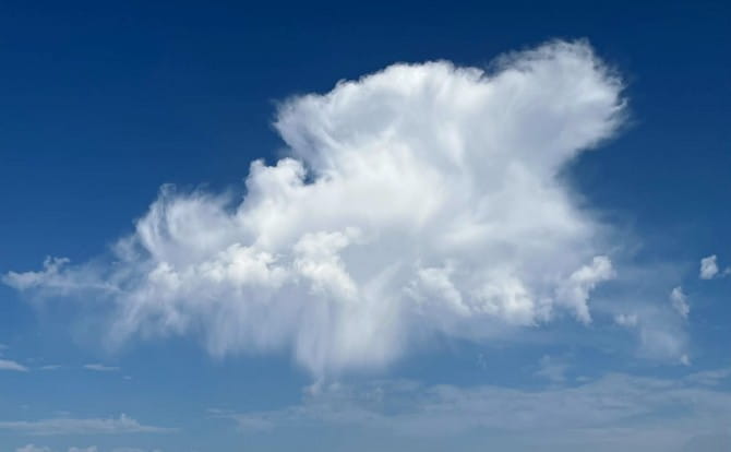 Nuage en phase de dislocation, formant des traînées de pluie n'atteignant pas le sol : la virga. © Météo-Contact